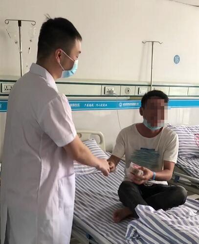 「成都癲癇病醫(yī)院」喜迎中秋，成都神康癲癇醫(yī)院為患者送月餅送祝福，醫(yī)患同樂(lè)暖人心!