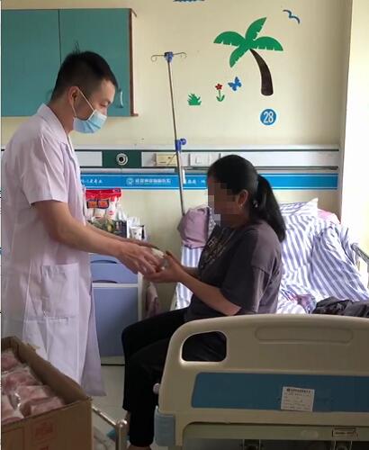 「成都癲癇病醫(yī)院」喜迎中秋，成都神康癲癇醫(yī)院為患者送月餅送祝福，醫(yī)患同樂(lè)暖人心!