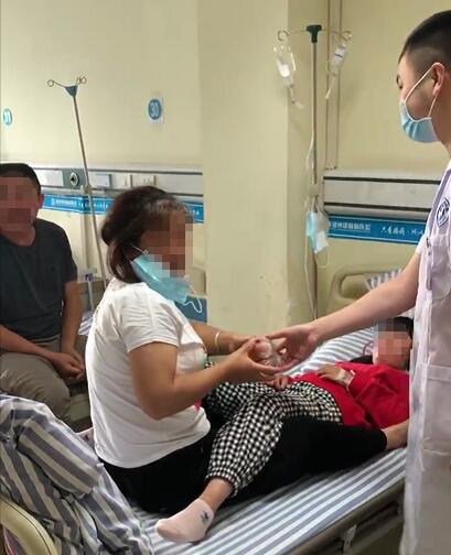 「成都癲癇病醫(yī)院」喜迎中秋，成都神康癲癇醫(yī)院為患者送月餅送祝福，醫(yī)患同樂(lè)暖人心!