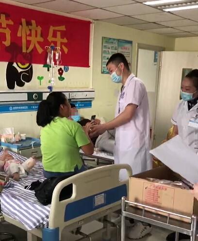 「成都癲癇病醫(yī)院」喜迎中秋，成都神康癲癇醫(yī)院為患者送月餅送祝福，醫(yī)患同樂(lè)暖人心!