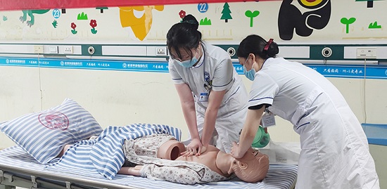 [成都癲癇病醫(yī)院]同場競技展風(fēng)采！護(hù)士節(jié)，我院成功舉辦心肺復(fù)蘇技能大賽